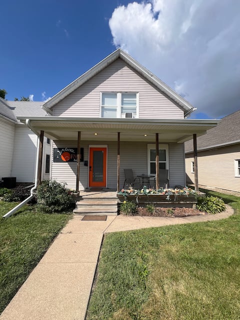 3 Homes In A Row - 10 Beds on C Ave!