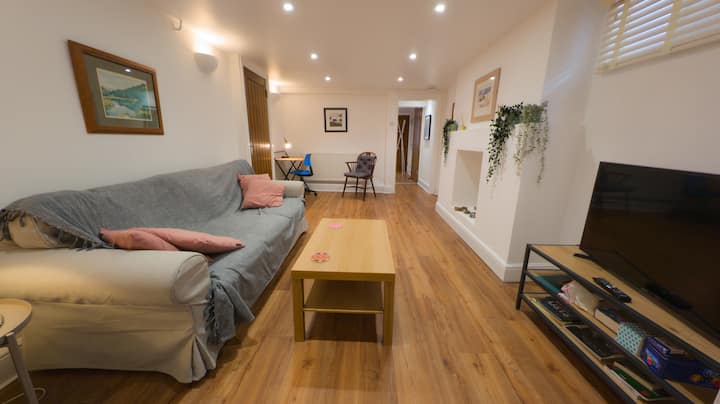 Basement Flat In Heaton Moor - Manchester