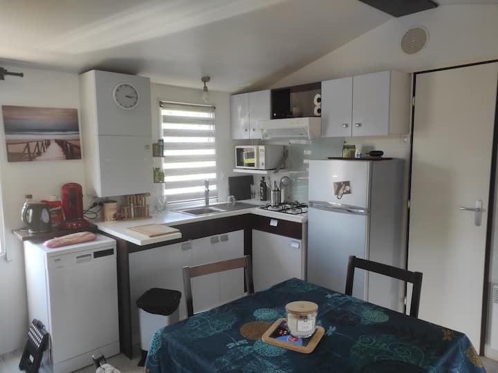 Bungalow, Dans Un Camping Calme. - Ambon