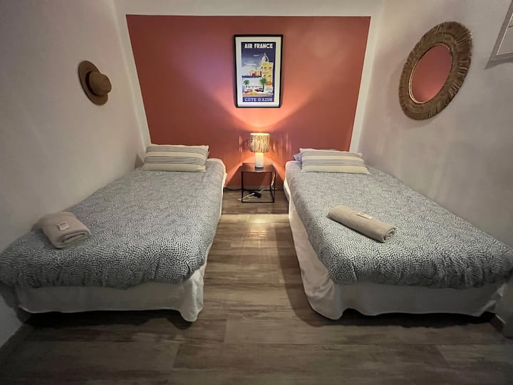 ห้องนอน 2 พร้อมเตียง 2 หลังที่สามารถนำมารวมกันได้