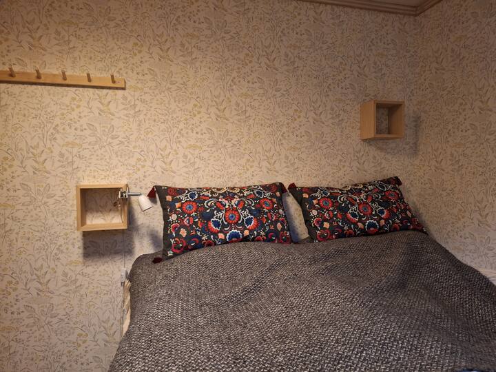 двойно легло 160 см. Построено върху чекмедже с 4 по - големи чекмеджета за съхранение на дрехи 