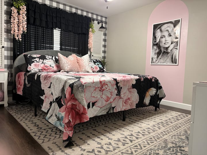 Dolly’s Haven | Game room near WPAFB & Rose