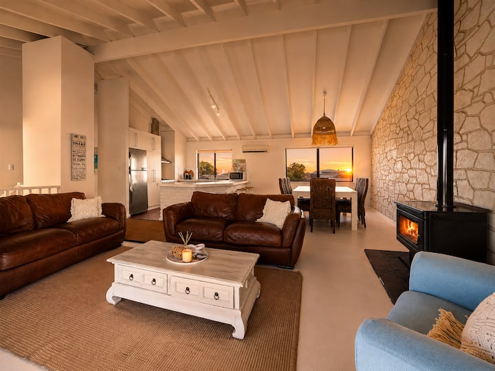 Fireplace Games Room Footsteps To The Beach 5br - Mandurah