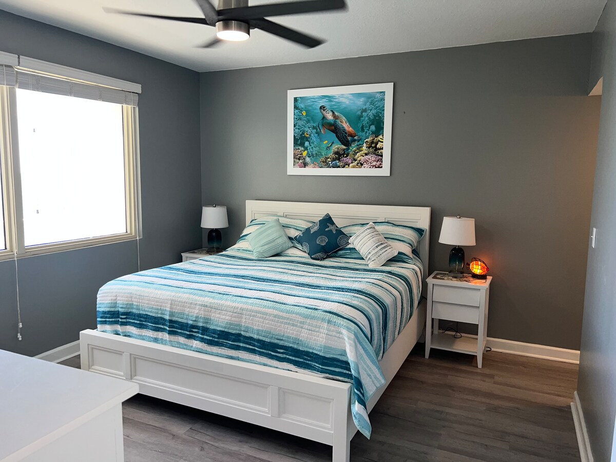 Დიდი ზომის საწოლი, ტუმბოს განათება უსბ პორტით. Დიდი კომოდი, რომ ჩაალაგოთ და დაბინავდეთ. 