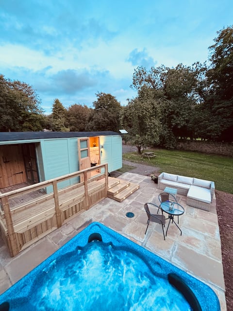 Shepherds Hut with Hot Tub