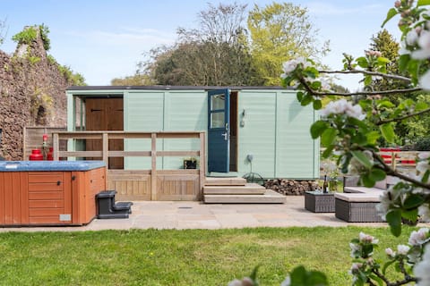 Shepherd’s Hut with Hot Tub