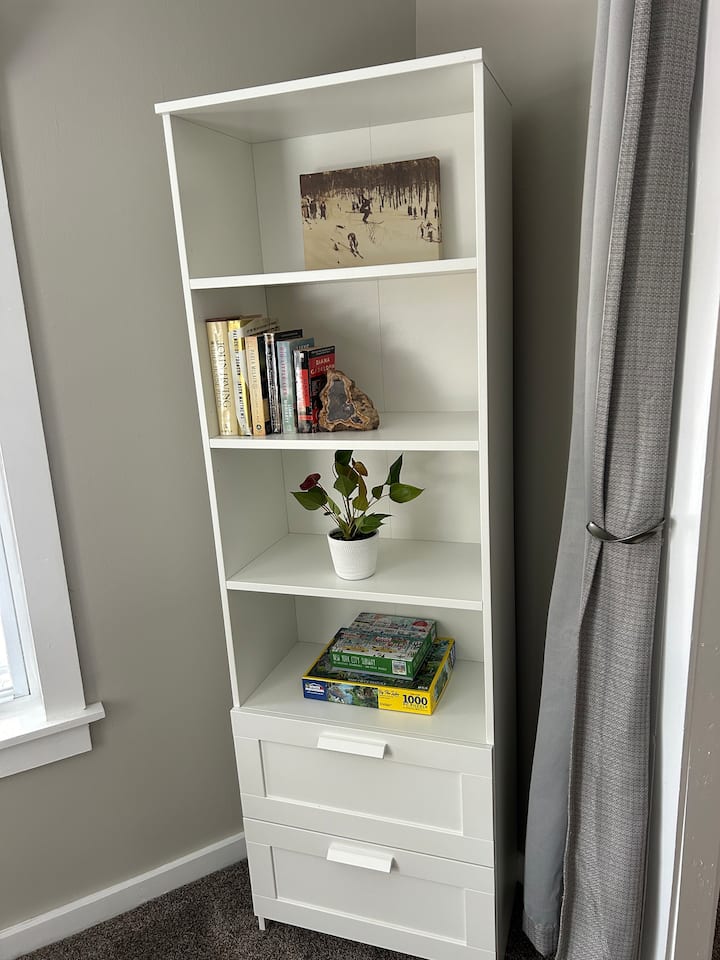 Naša čitáreň má manželskú posteľ, ako aj niektoré hry, hádanky a knihy, ktoré môžu hostia počas návštevy používať.