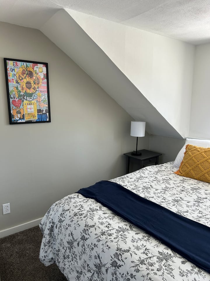 Spálňa Banksy je domovom jednej manželskej postele Queen a jednej pohovky, ktorá sa otvára na manželskú posteľ. V tejto miestnosti sú dve skrine, ktoré poskytujú dostatok priestoru na to, aby bolo vaše oblečenie čisté a upratané.