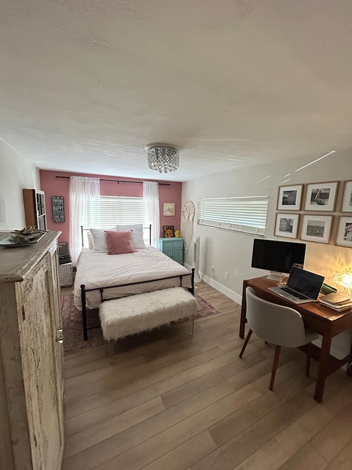 ארון מיטה קווין סייז קליל ומואר וחלל עבודה ייעודי 