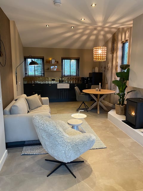 Gastenverblijf 't Fraterhuisje with hot tub & sauna