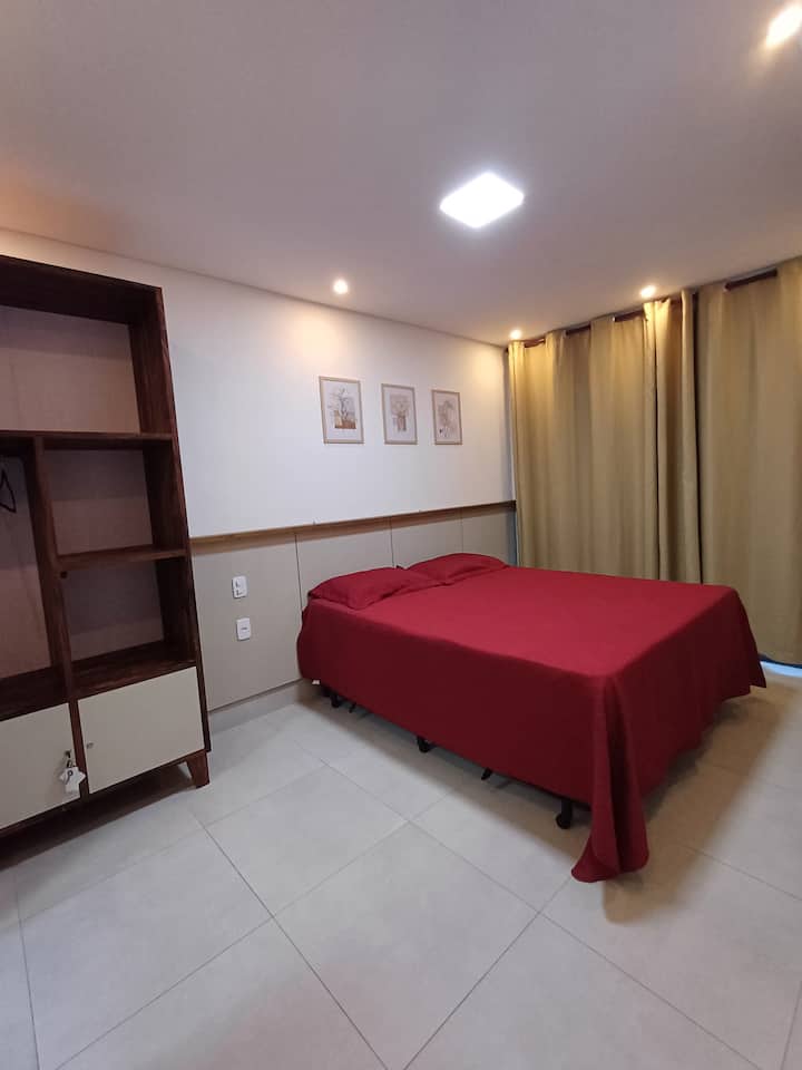 აპარტამენტში არის ორადგილიანი საწოლი და დამხმარე, აქვს ტელევიზორი  და კონდიციონერი, აივნის ვიზა ზღვის მხარეს.