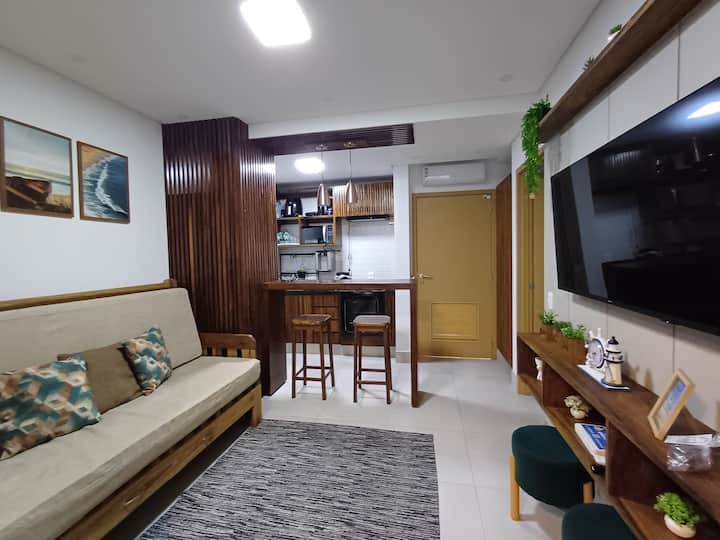 ოთახი სამზარეულოთი, კონდიცირებითა და ტელევიზორით.