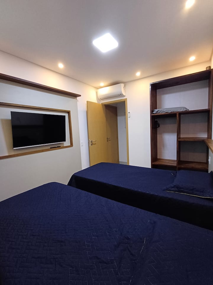 Ორი ერთადგილიანი საწოლითა და დამხმარე ოთახით, აქვს ტელევიზორი  და კონდიციონერი.