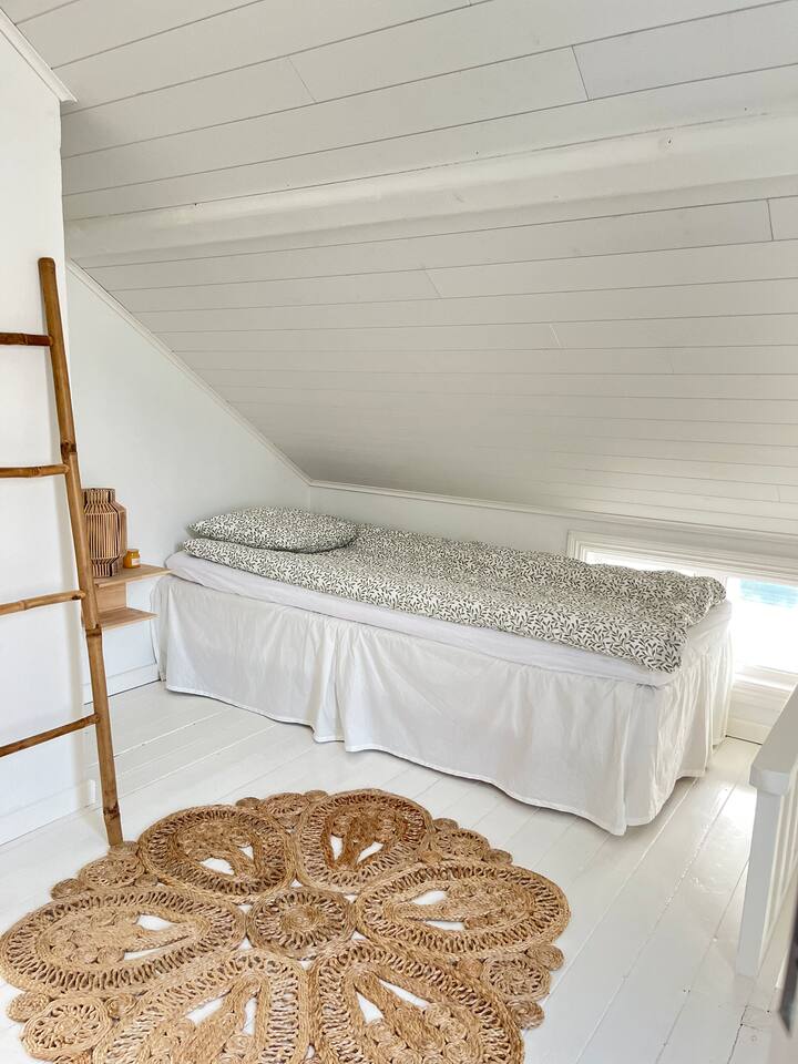 Საწოლი სივრცე ღია დერეფანში