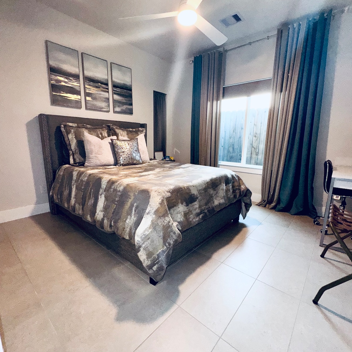 Perde të errëta dhe hije të errëta të instaluara në këtë hapësirë. Shijo një hapësirë krejtësisht të errët ose dritën natyrale. Të dyja alternativat janë të disponueshme për t 'iu përshtatur preferencave të vizitorëve. 