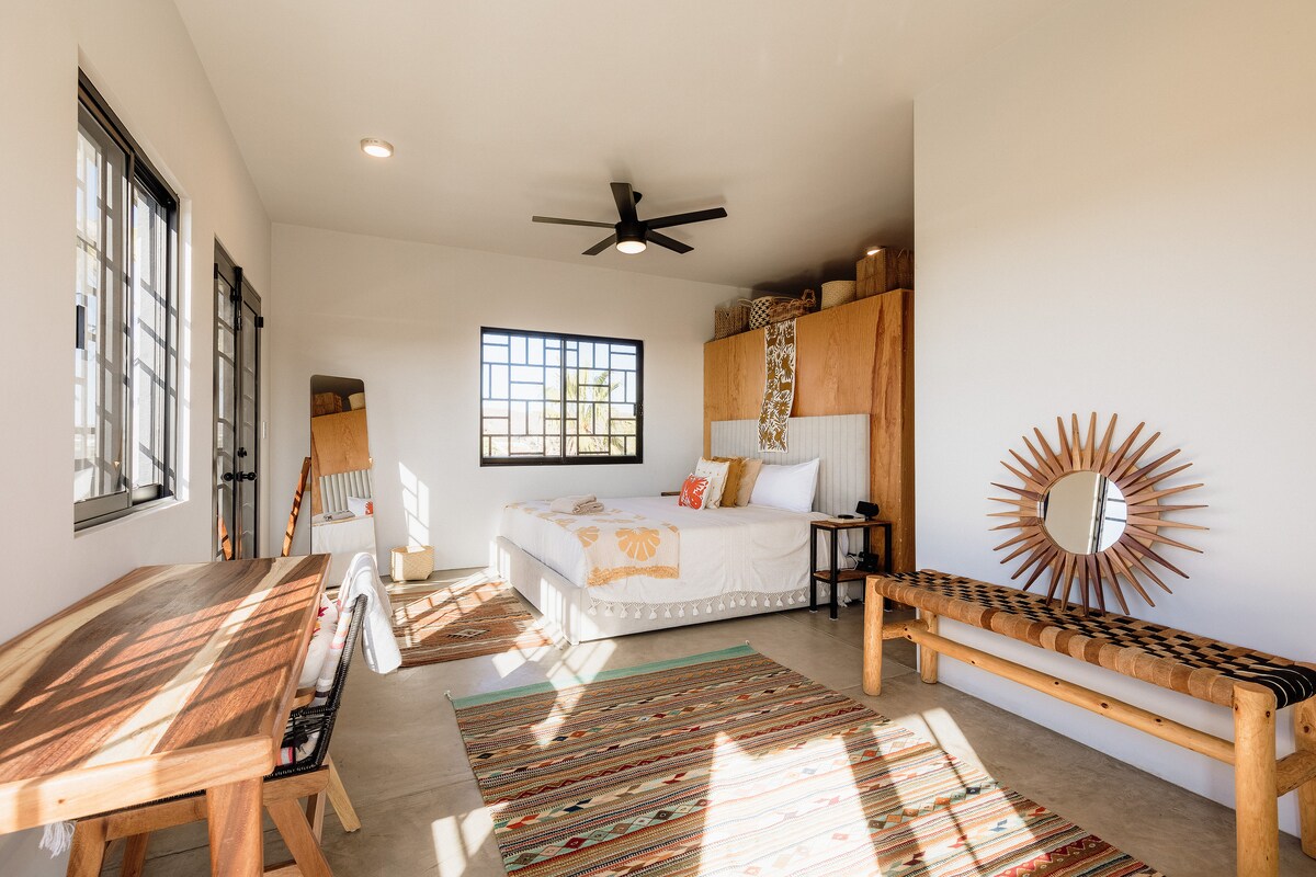 Er is een wifi-extender in de primaire slaapkamer voor je online behoeften. Gebruik het prachtige parota-bureau en de stoel om te werken of te genieten van het uitzicht met je koffie. 