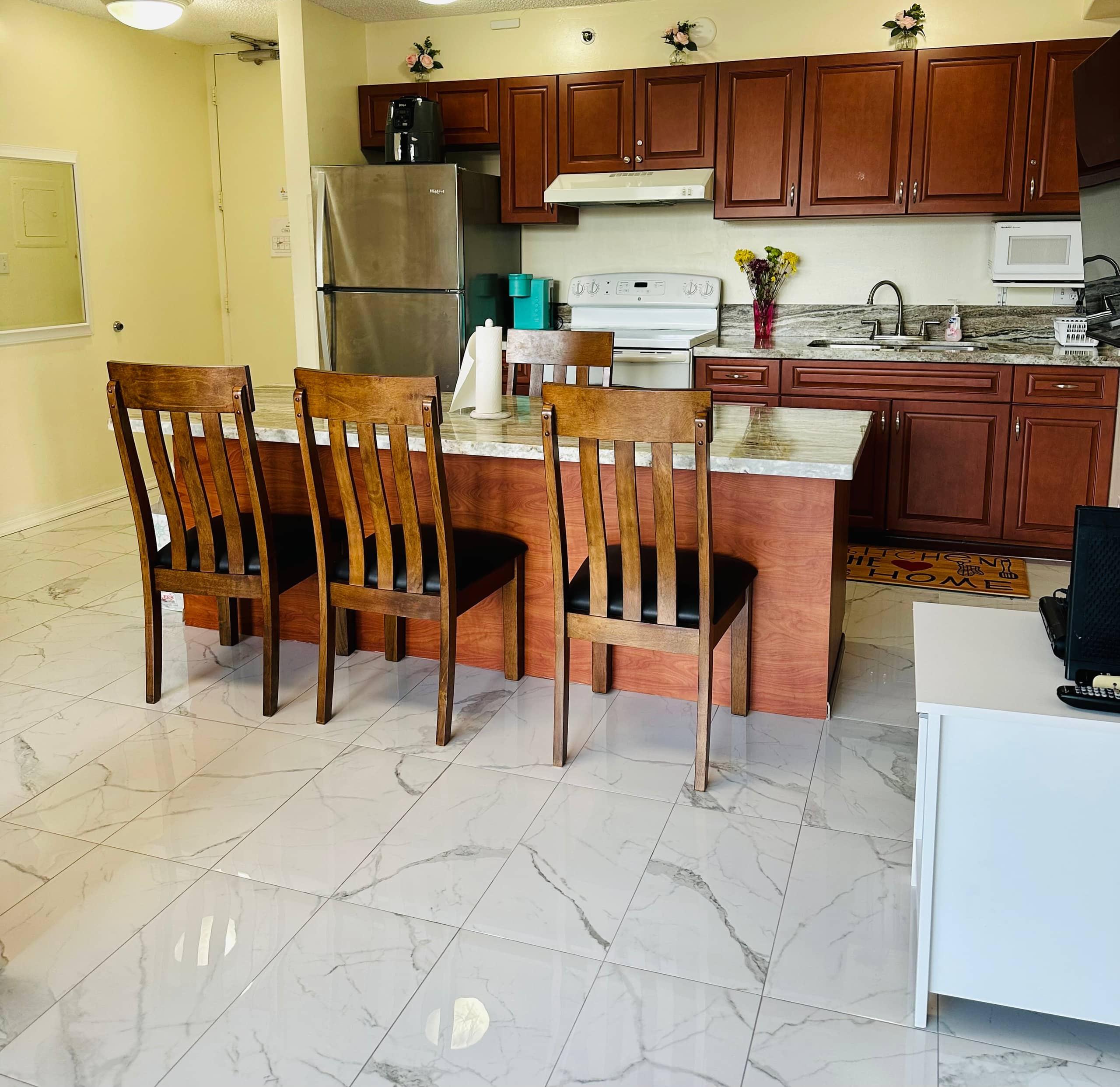 Condo in Honolulu · ★4.78 · 1 bedroom · 3 beds · 1 private bath - Image 6