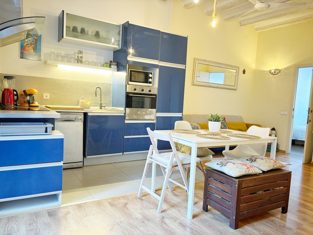 Top Airbnb: Modern 2 bedroom + terrace 5 minutes from the beach in El Parc I La Llacuna Del Poblenou