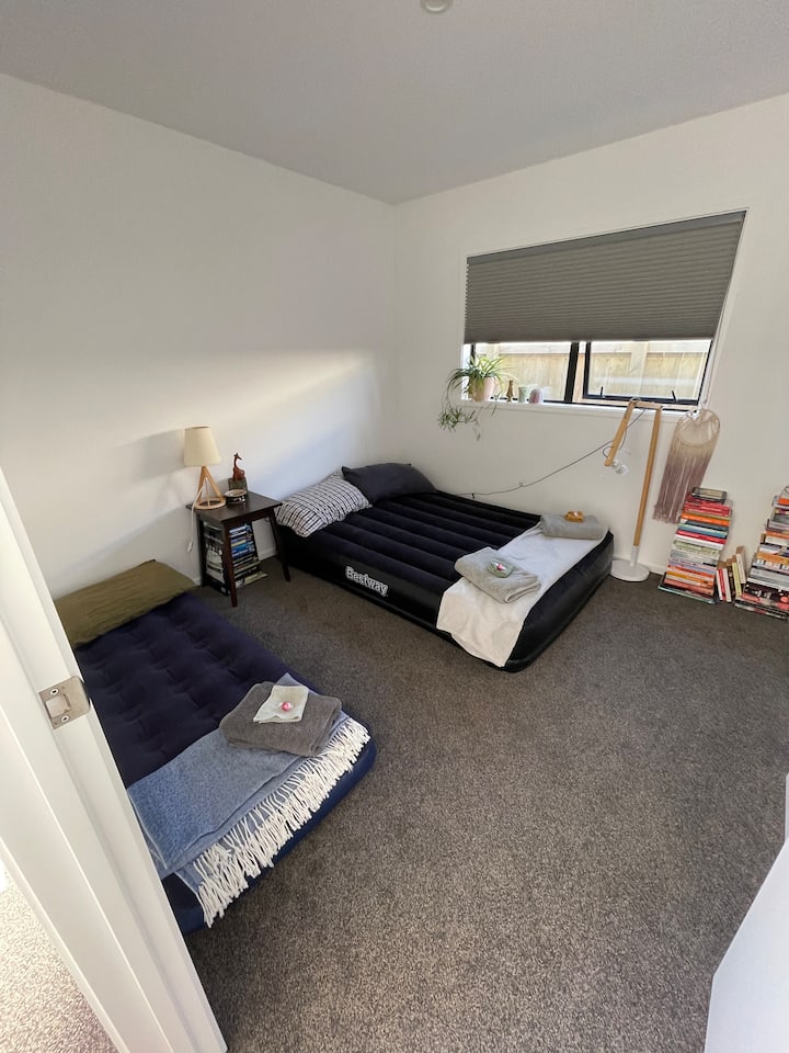 Თუ მეტი საწოლი გსურთ, შეგვატყობინეთ, ჩვენ გვაქვს აფეთქებული საწოლი, რომელიც შეგვიძლია დავაყენოთ ჩვენს ოფისში. 