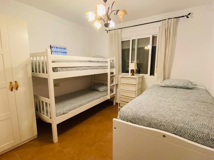 Literas y cama individual con otra cama extraíble debajo