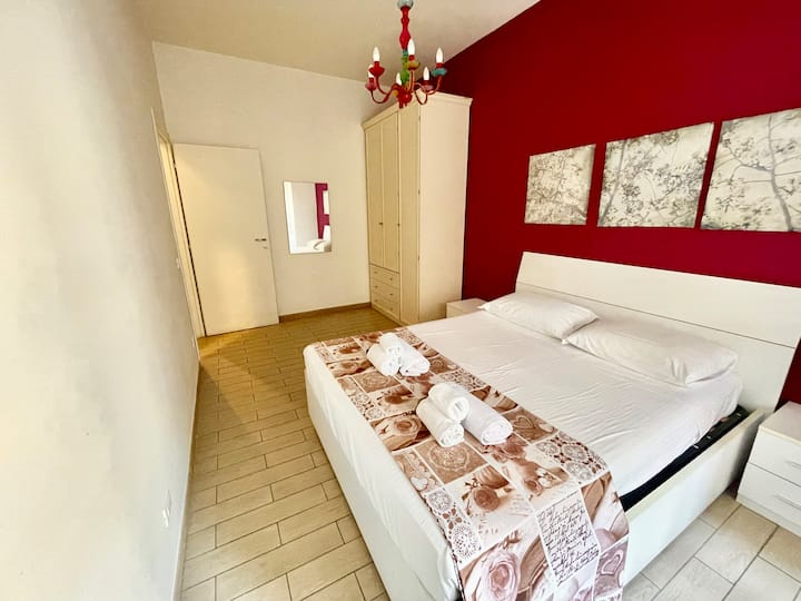 Просторна двойна спалня с голям гардероб, скрин и елегантен декор.Леглото с кралски размер е застлано с чисто спално бельо и комплект кърпи, за да се осигури комфортен и релаксиращ престой.