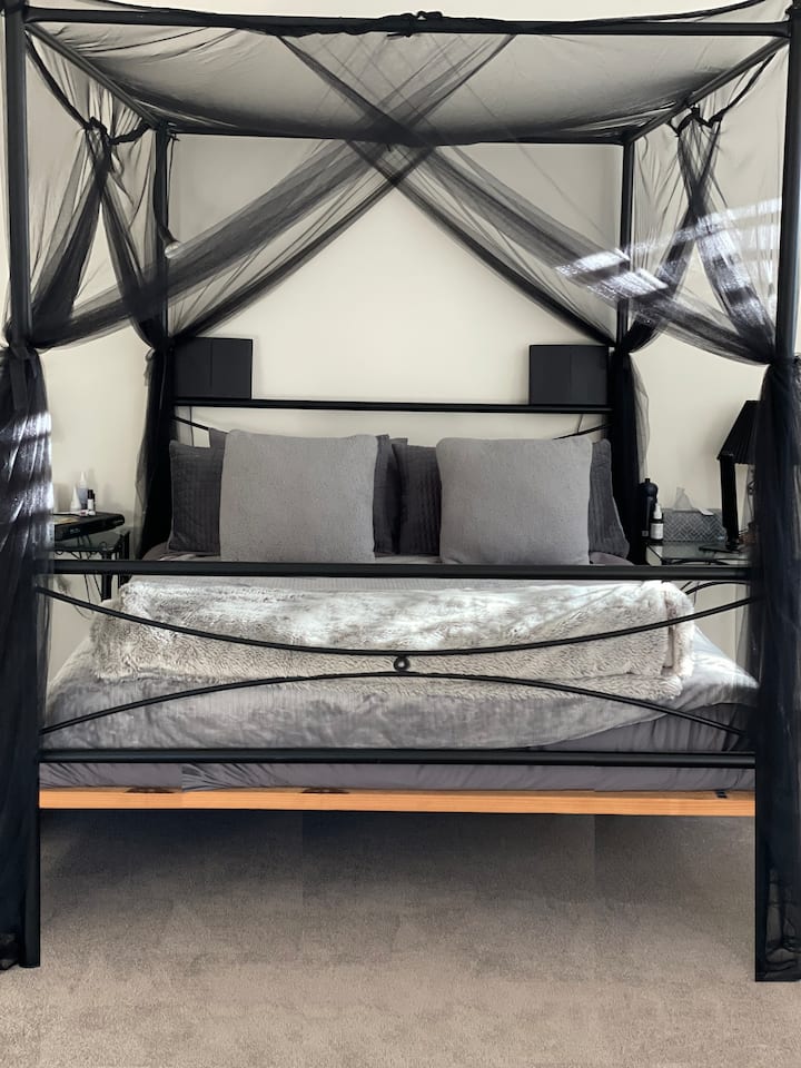 ¡Te sentirás como la realeza durmiendo en esta súper cómoda cama con dosel! 