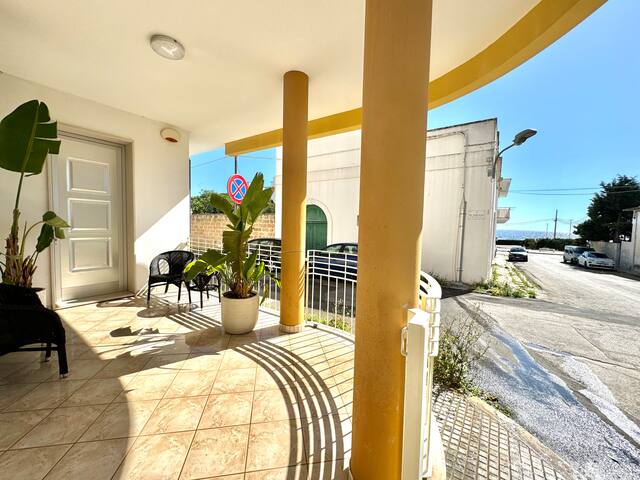 Casa fronte mare con giardino-MareaStaysCollection gallery image 5