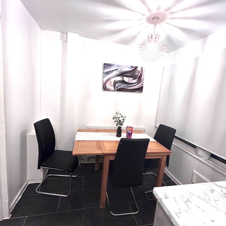 3 Bedroom Flat With Parking  Central Birmingham - Birmingham