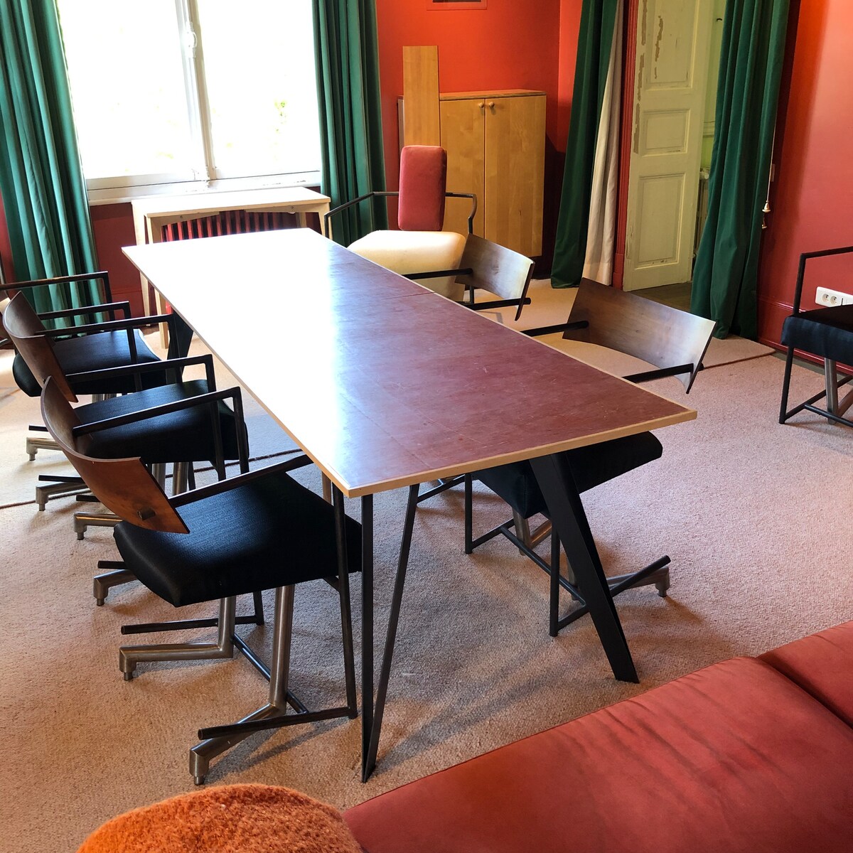 Црвен стан. Прв кат. Места 8.