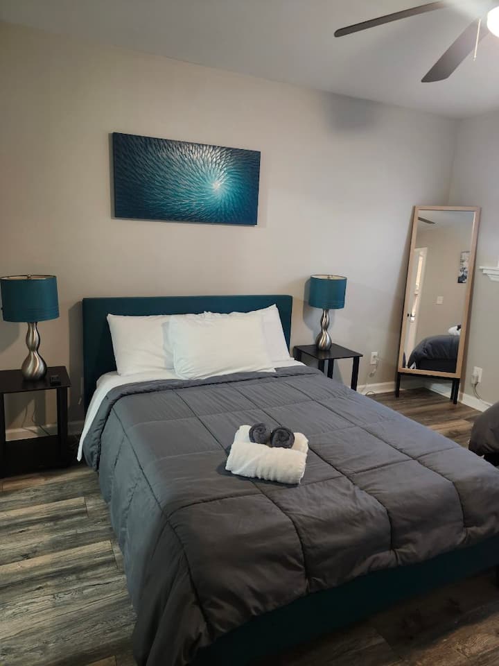 Chumba cha kulala chenye nafasi kubwa chenye kitanda cha watu wawili, kitanda pacha, bafu kamili, rafu ya mizigo na kioo cha urefu kamili. 