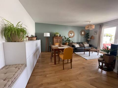 Top performing Airbnb: Air-conditioned 2-room, balcony and parking in Bordeaux