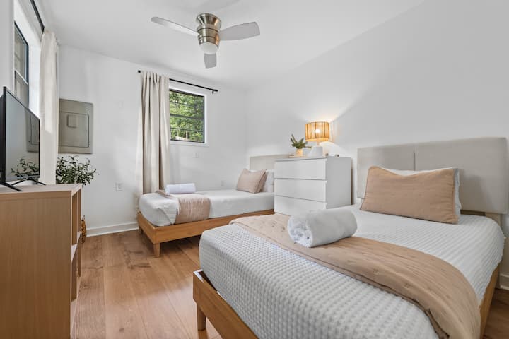 Al otro lado del pasillo del dormitorio tamaño king hay dos camas individuales.