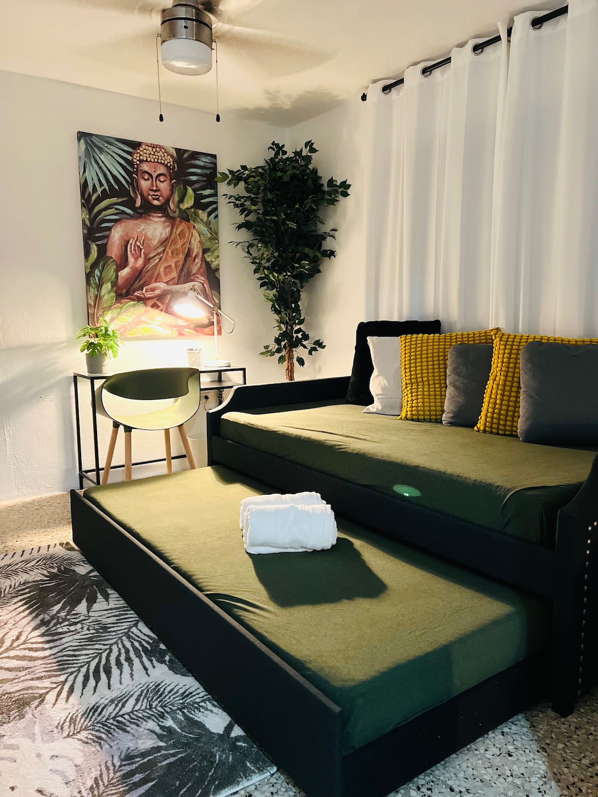 חדר משפחה או חלל עבודה, החדר הזה פתוח כי הוא נותן לכם גישה לחצר האחורית. 