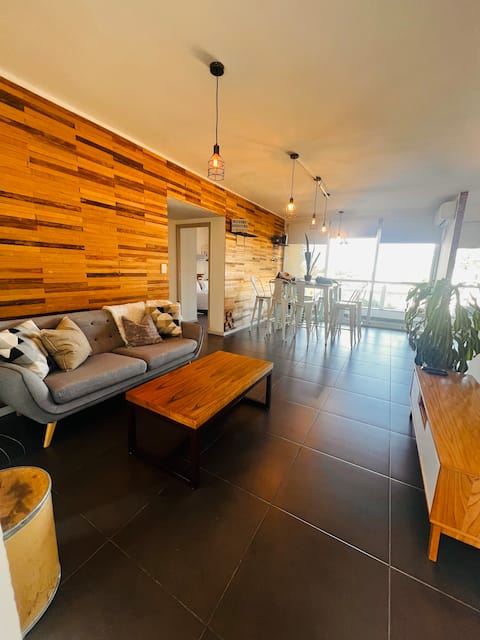 Top Airbnb: Bright, stylish, modern apartment with parking. in Departamento Capital