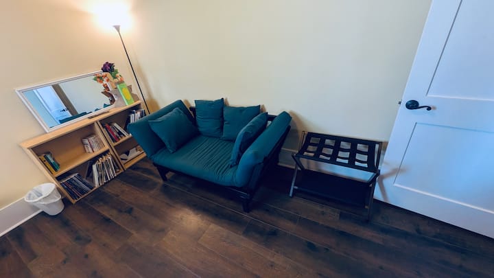 ห้องนอนสำหรับผู้เข้าพัก 2 รูปภาพ (2/2): เตียงสองชั้น 2 เตียง โต๊ะทำงาน ตู้เสื้อผ้า พัดลมเพดาน ชั้นวางหนังสือ ฟูกสองชั้น ชั้นวางกระเป๋าเดินทาง