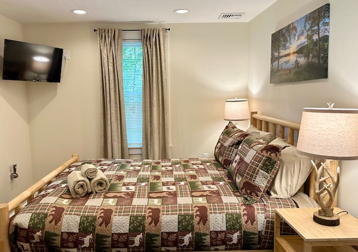 Des draps confortables, une télévision intelligente avec des applications chargées comme Netflix et Amazon. Les fenêtres de la chambre donnent sur l'eau.