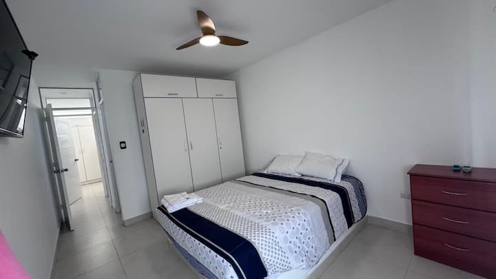 Soba s bračnim krevetom (160 – 179 cm), kupaonicom u sobi, ormarom i vješalicama za odjeću, plahtama i dekom, 55-inčnim televizorom s kanalima za streaming i DGO-om.