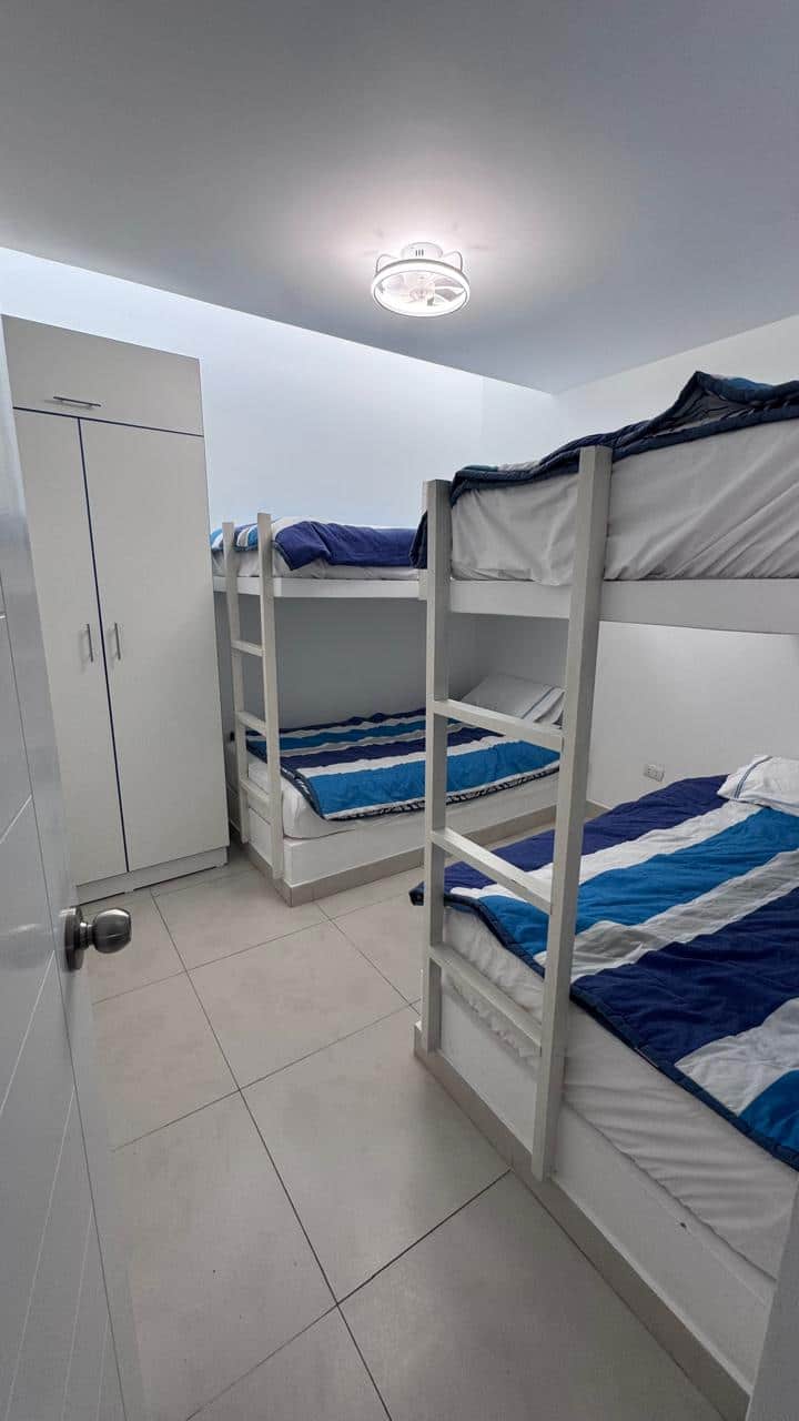 Soba s 4 kreveta za jednu osobu (2 kabine), s ormarom, ventilatorom s daljinskim upravljačem i LED svjetlom na stropu, plahtama, jastucima i pokrivačima