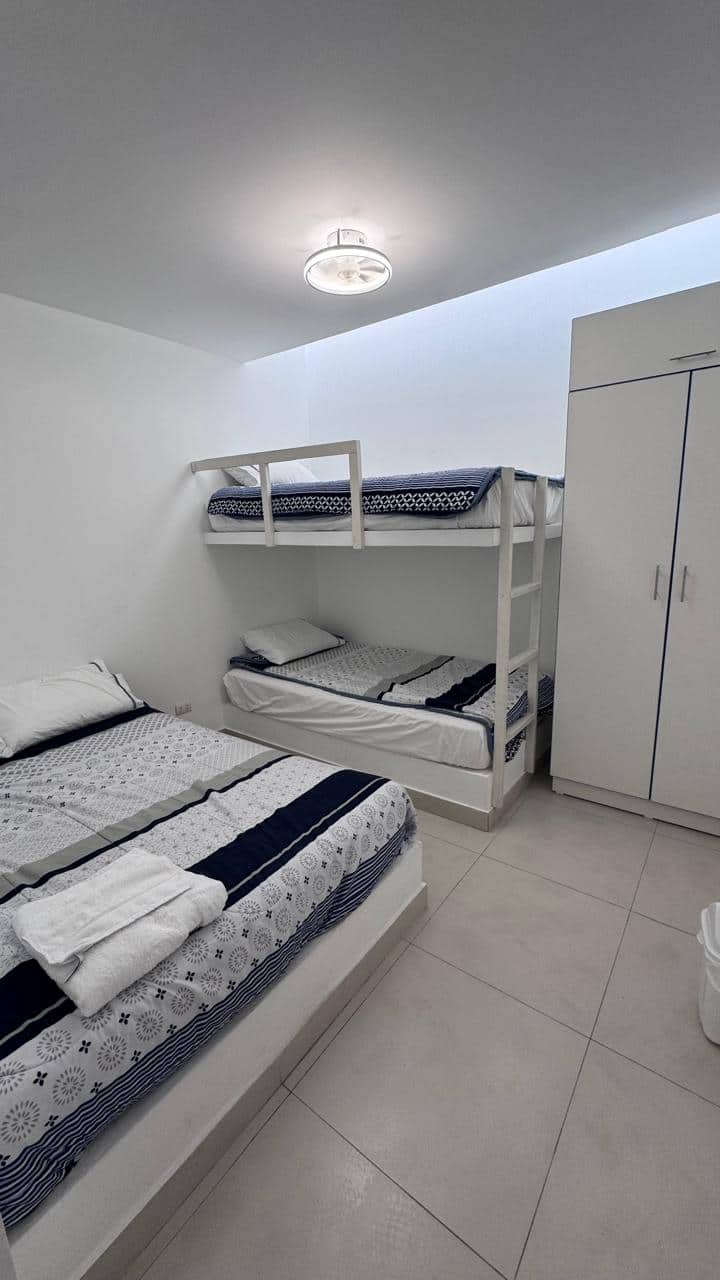 Soba s dva kreveta za 1,5 osoba (brvnara) i bračnim krevetom, uključuje ormar