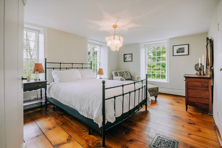 A queen sized bed overlooking open hay fields, where the view is as restful as the sleep

Pic by @dirtandglass / @heypamcakes