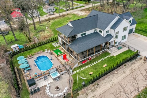 Luxe Lake Geneva Heated Pool / 2 Hot Tubs / Sauna