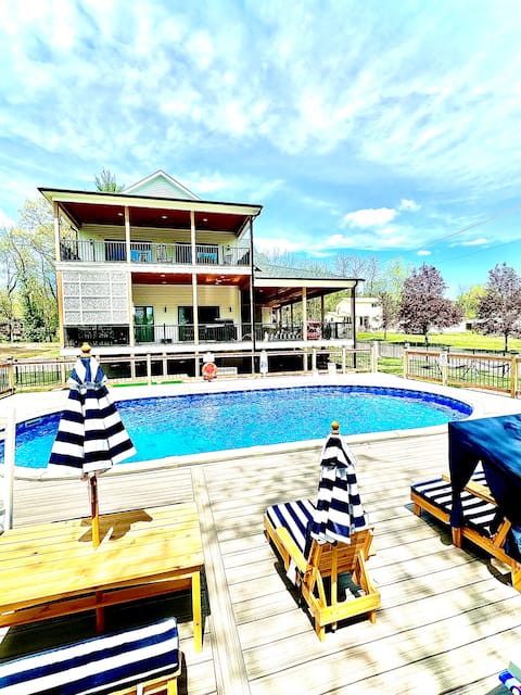 Luxe Lake Geneva Heated Pool / 2 Hot Tubs / Sauna