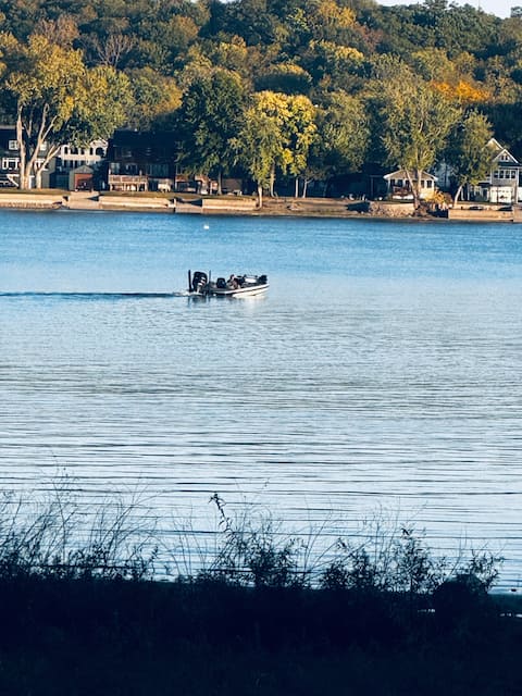 Riverfront Luxury home & Sunrise wake up