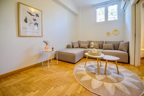 Popular Airbnb listing: Elegant 2BR Apt • Steps from Kallimarmaro in ΠΛΑΣΤΗΡΑ