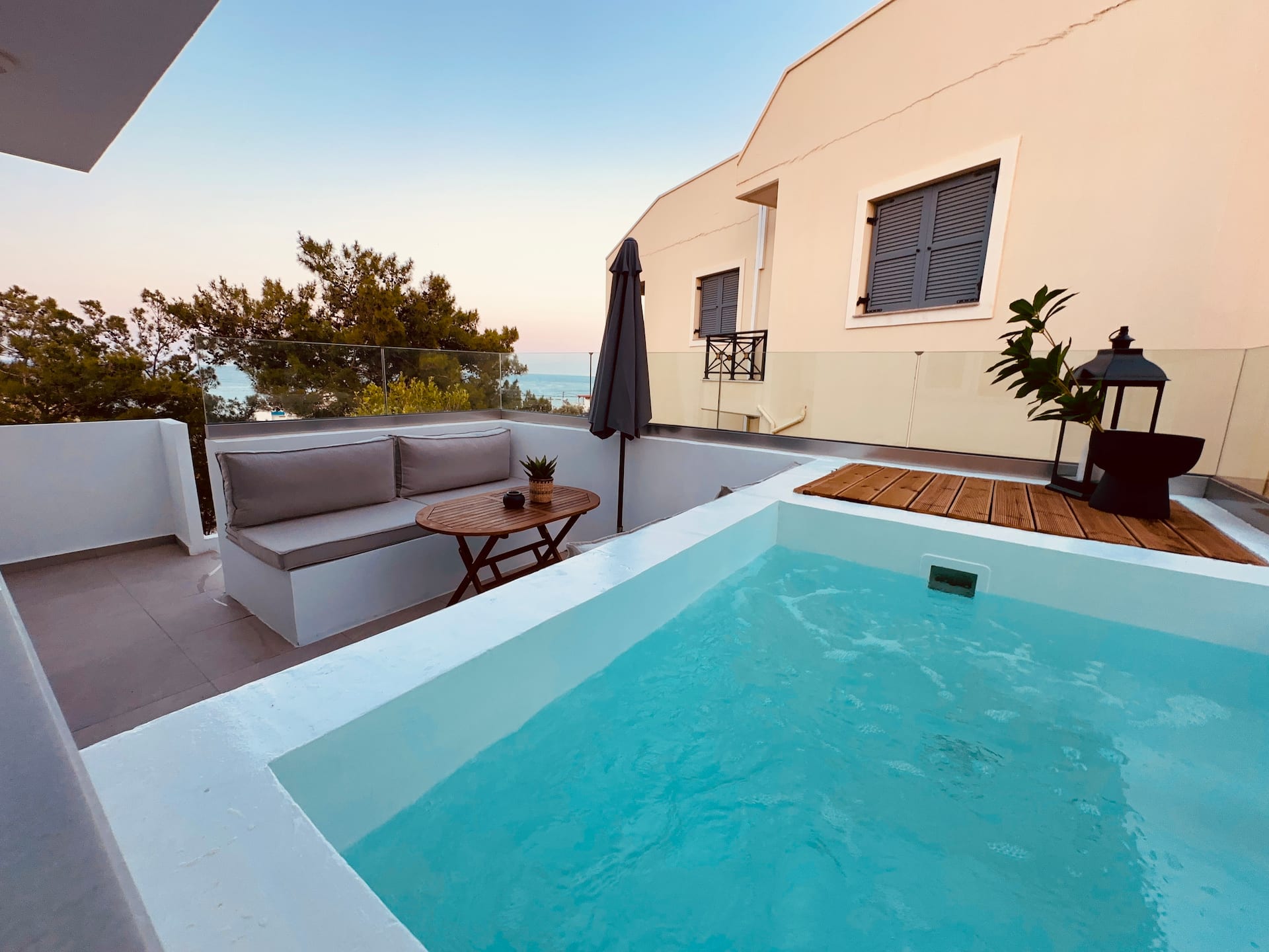 Theros Luxury Apartment