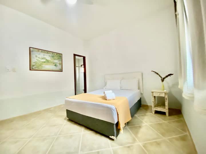 Chumba kilichotengenezwa na kitanda cha watu wawili, godoro la chemchemi lenye mifuko, mtumishi bubu na makabati yaliyopangwa.