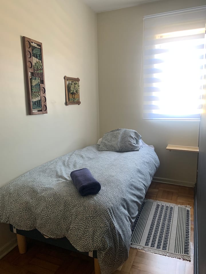 Спалня с единично легло  и баня в костюм. С чаршафи, 2 одеяла, пера и кърпа