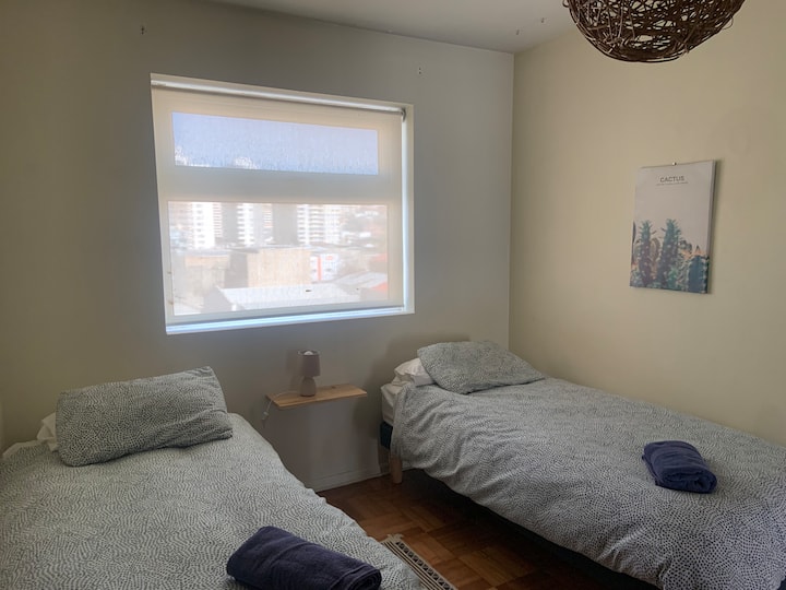 2 квадратни легла със сабанас, 2 фразада и плумон. 