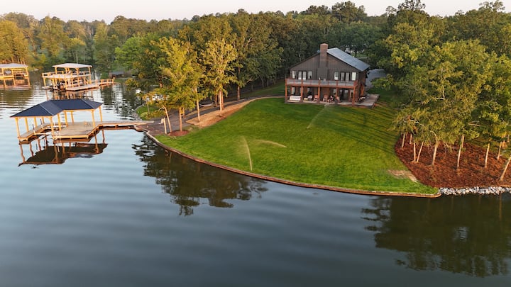 Lakefront Lodge at Walcox Point Sleeps 18