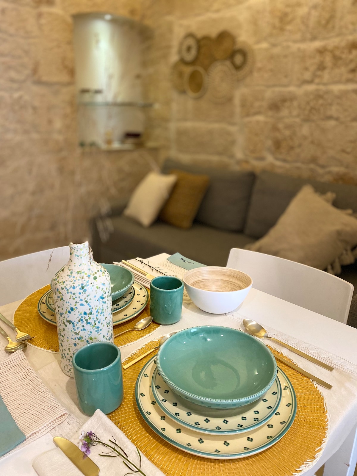 我们为房客选择了Nicola Fasano的手工陶瓷。 让您感受到普利亚制造的额外方式